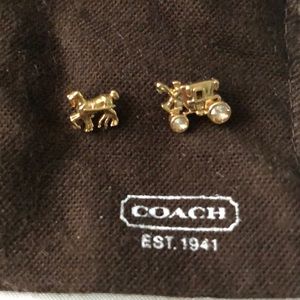 Coach horse and carriage post style earring